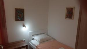Postel nebo postele na pokoji v ubytování Apartmani MW, Crveni apartman
