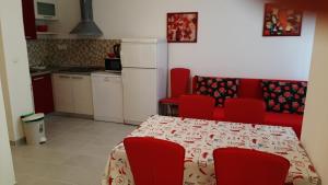 Kuchyň nebo kuchyňský kout v ubytování Apartmani MW, Crveni apartman