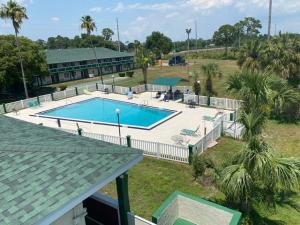 O vedere a piscinei de la sau din apropiere de Inn On The Green Florida