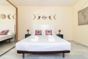 1 dormitorio con 1 cama con 2 toallas en Allo Apartments Caballeros Centro 2 Habitaciones, en Jerez de la Frontera