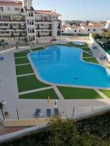 ein großer Pool in der Mitte eines Gebäudes in der Unterkunft Apartamento Maria do Céu Villa Magna in Albufeira