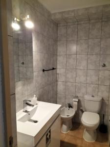 ein Badezimmer mit Toilette und Waschbecken in der Unterkunft Apartamento Maria do Céu Villa Magna in Albufeira