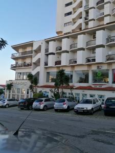 ein Parkplatz vor einem großen Gebäude in der Unterkunft Apartamento Maria do Céu Villa Magna in Albufeira + 8 Fotos