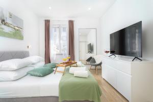 1 dormitorio blanco con 1 cama grande y TV en STAR MUSIC, en Split