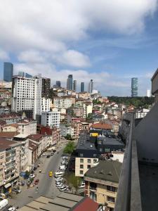 Blick auf eine Stadt mit Gebäuden und einer Straße in der Unterkunft YILDIRIM LIFE APART in Istanbul