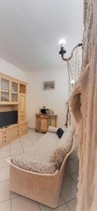 ein Schlafzimmer mit einem Schaukelbett in einem Zimmer in der Unterkunft Appartamento Claudi a San Vincenzo in San Vincenzo