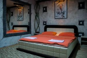 Tempat tidur dalam kamar di Motel Dani