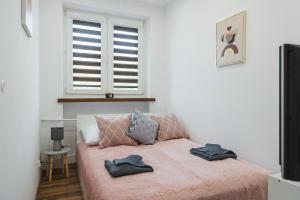 sypialnia z łóżkiem z dwoma ręcznikami w obiekcie K&M Apartments w Gdańsku