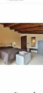 1 dormitorio grande con 1 cama y 1 mesa en VENTO DI FANUSA en Fanusa
