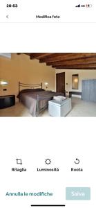 Captura de pantalla de una habitación de hotel con cama y avertisfacción para en VENTO DI FANUSA en Fanusa