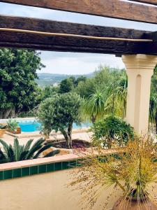 vistas a un jardín con plantas y una piscina en Finca la Jarra, en Benitachell