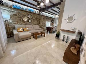 uma sala de estar com um sofá e uma mesa em Preciosa casa marinera en Carril em Vilagarcia de Arousa