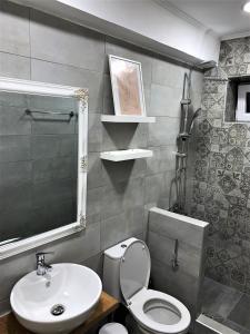 アマリアスにあるMartha IIIのバスルーム(トイレ、洗面台付)