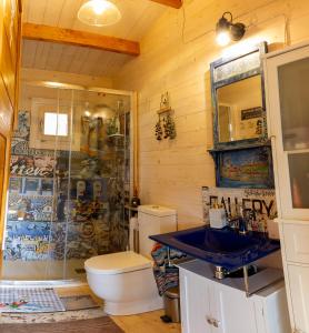 La salle de bains est pourvue de toilettes, d'une douche et d'un lavabo. dans l'établissement Cabaña IkiZen, à Barbadillo del Pez