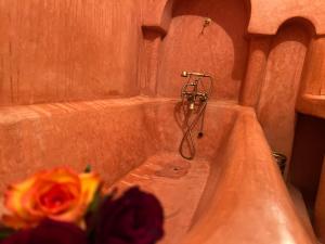 Una bañera con ducha en la esquina de una habitación. en Riad Malfa, en Marrakech