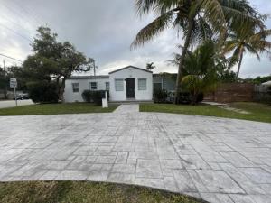 a white house with a palm tree and a driveway at Modern Spanish Villa- Pool- By River-Tropical !!! in Fort Lauderdale
