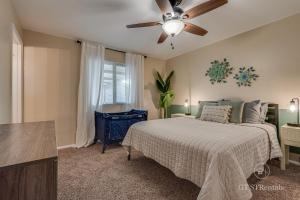 Schlafzimmer mit einem Bett und einem Deckenventilator in der Unterkunft A WAVE FROM IT ALL - Pet & Family Friendly Home with Beautiful Views! in Lake Havasu City