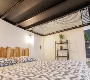 Tempat tidur dalam kamar di Loft SSL INSOLITE!!!!