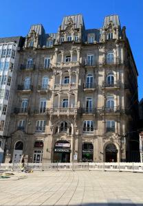 a large building in front of a street at Moderno estudio en Porta Do Sol in Vigo