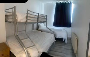 - une chambre avec 2 lits superposés dans l'établissement Entire Two Double Bedrooms Flat N4, à Great Yarmouth