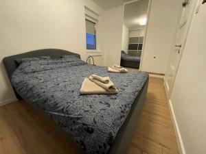 - une chambre avec un lit et 2 serviettes dans l'établissement New Sky Terrace, à Belgrade