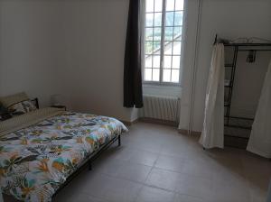 um quarto com uma cama e uma grande janela em O'Couvent - Appartement 77 m2 - 2 chambres - A321 em Salins-les-Bains