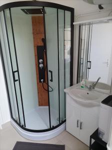 uma casa de banho com um chuveiro e um lavatório. em O'Couvent - Appartement 77 m2 - 2 chambres - A321 em Salins-les-Bains