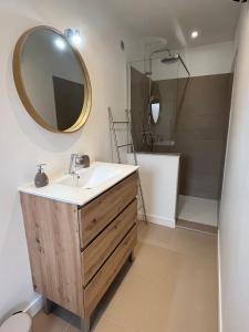 Kúpeľňa v ubytovaní Agréable maison de village avec garage & terrasse + 17 fotografií