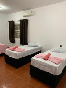 A bed or beds in a room at Casa Completa com 03 quartos a um quarteirão da Basílica Nacional