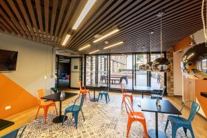 an office with tables and chairs in a room at CentralX 21 Bogotá in Bogotá