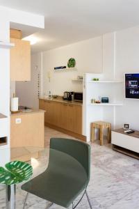 コティージョにあるApartamento Miramarのリビングルーム(緑の椅子付)、キッチン
