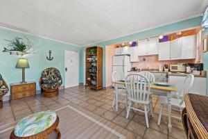 cocina y comedor con mesa y sillas en Majestic Beach Condo with Heated POOL in St Pete Beach en St Pete Beach