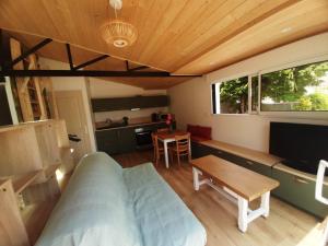 salon z kanapą i stołem w obiekcie Maison Ti Havre avec jardin privé dans village de pêcheurs à Brem sur mer ! w mieście Brem-sur-Mer