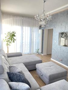 sala de estar con sofá y lámpara de araña en Apartment Lana, en Baška Voda