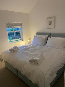 A bed or beds in a room at Grooms Cottage next to Sheriff Hutton Castle