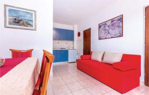 Il comprend un salon avec un canapé rouge et une cuisine. dans l'établissement 2 Bedroom Gorgeous Apartment In Jadranovo, à Jadranovo