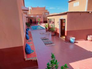 a courtyard of a house with a swimming pool at Auberge Ksar Ait Ben Haddou in Aït Ben Haddou