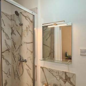 bagno con doccia e specchio di Hostal Vara Madrid a Madrid