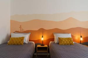 Tempat tidur dalam kamar di Desert Twilight 29 - Hot Tub & EV Charger
