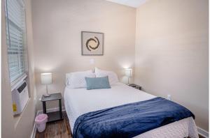 Un dormitorio con una cama con una almohada azul. en Fabulous Newly Renovated 2Br1Ba Near Downtown en San Antonio