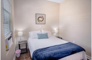 Ένα ή περισσότερα κρεβάτια σε δωμάτιο στο Fabulous Newly Renovated 2Br1Ba Near Downtown