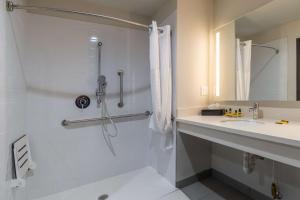 Kúpeľňa v ubytovaní Best Western Plus Tacoma Hotel