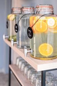 un estante con jarras de vidrio con naranjas en Radisson Hotel Liege City Centre, en Lieja