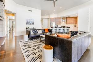 uma sala de estar com um sofá e uma cozinha em Slice of Paradise em Scottsdale