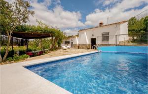 una piscina frente a una casa en Stunning Home In Cortegana With Outdoor Swimming Pool, Wifi And 3 Bedrooms, en Cortegana