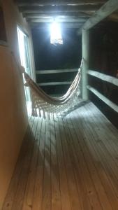 uma rede num quarto escuro com luz em Villas Resort Pra-tagy Relais Paradise em Maceió
