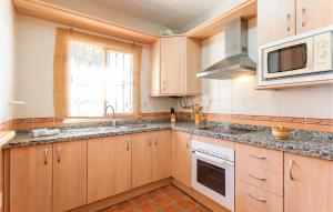 Kuchyňa alebo kuchynka v ubytovaní Stunning Apartment In Alcaucín + 24 fotografií