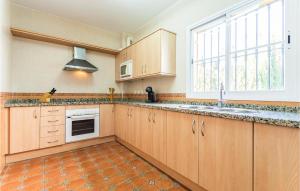 Dapur atau dapur kecil di 2 Bedroom Nice Apartment In Alcaucín