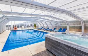 uma grande piscina com uma grande banheira em 1 Bedroom Stunning Apartment In Alcaucn em Alcaucín