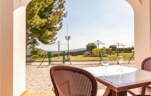 tavolo con bicchieri da vino e parco giochi di Gorgeous Apartment In Alcaucn With Kitchen ad Alcaucín